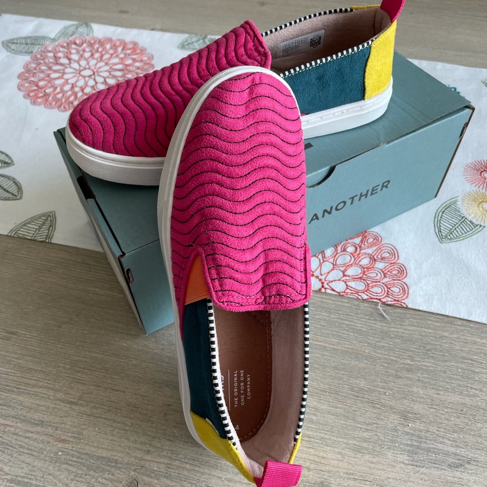 Adorable New Toms Youth Size 4 Slip-Ons